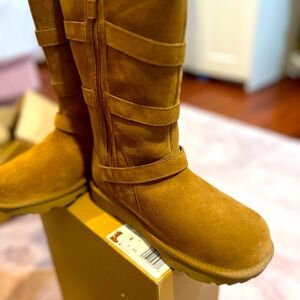 A Big Kid UGG boots size 4.